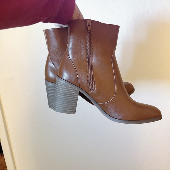 UNIVERSAL THREAD FAUX LEATHER BOOTS - Picture 2 of 5